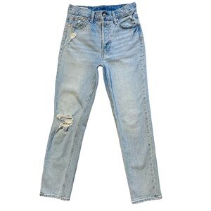 GAP Cheeky Straight Button Front High
Rise Light Destroy Jeans